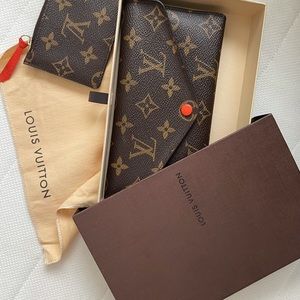 Louise Vuitton Josephine Wallet.